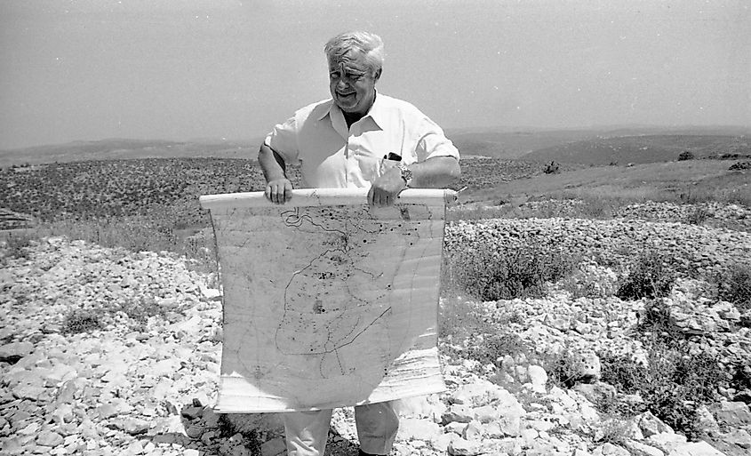 Ariel Sharon explaining his plan for expanded settlements to the press