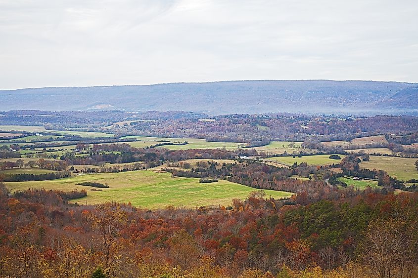 Prachtig uitzicht op Sequatchie Valley, Tennessee, met zijn weelderige groene landschappen en glooiende heuvels.