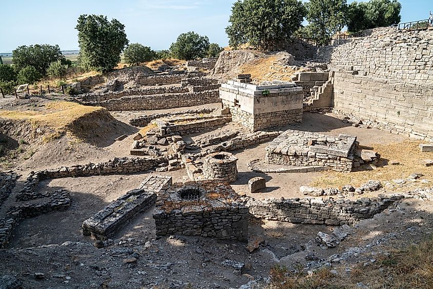 The ruins (Remains) of the ancient Greek city of Troy (Troia) are in the archaeological park of Troy (Truva), near Çanakkale province in Western Turkey.