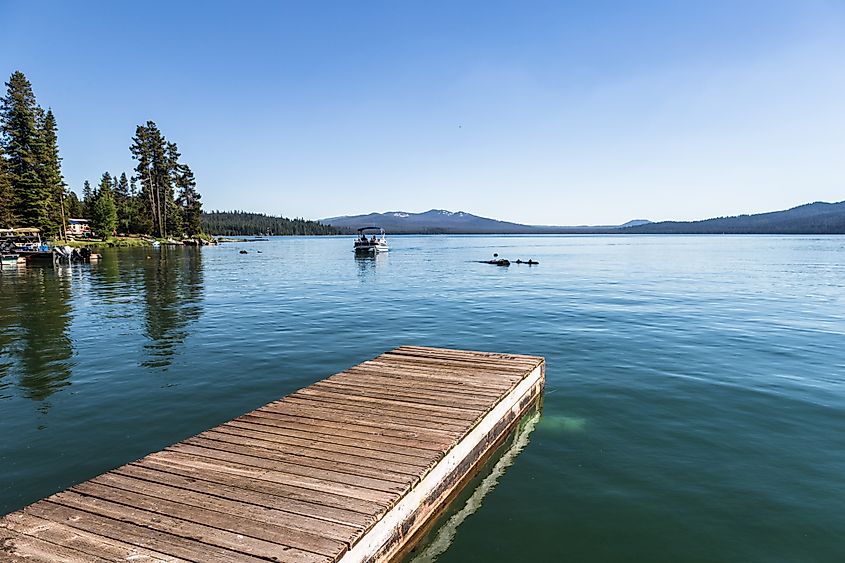 A picturesque view of Diamond Lake in the Cascade Mountain Range, Oregon