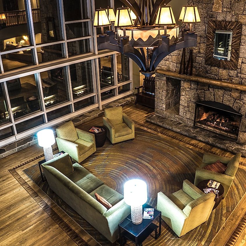 Amicalola Falls State Park, Georgia/USA - September 11, 2017: Beautiful Lodging Lobby Area With Fire Place And Chandelier.