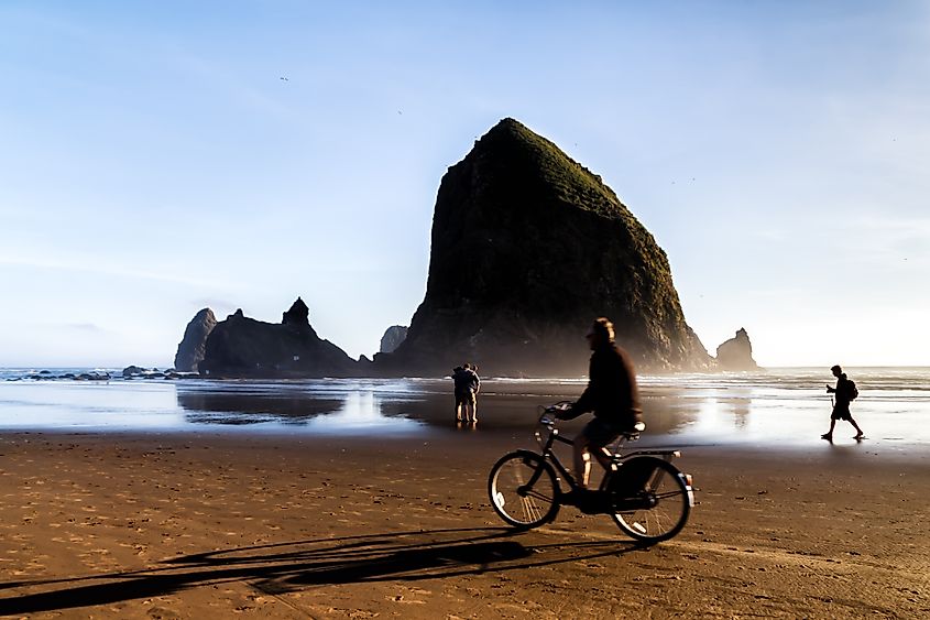  Haystack Rock at Cannon Beach, landmark of the Oregon Coast.