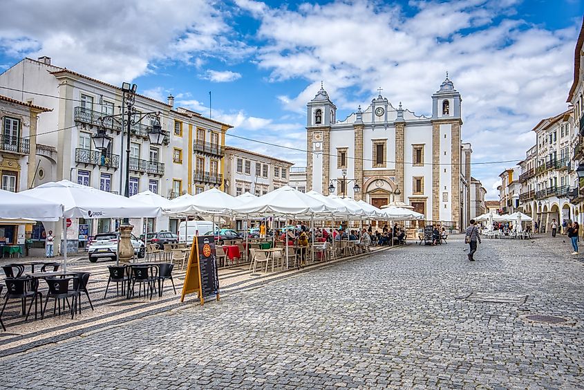 Praça do Giraldo (Giraldo Square) in Évora, Portugal