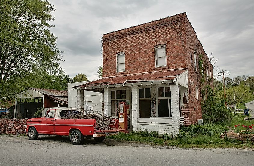 Old gas station in Pomona, Illinois