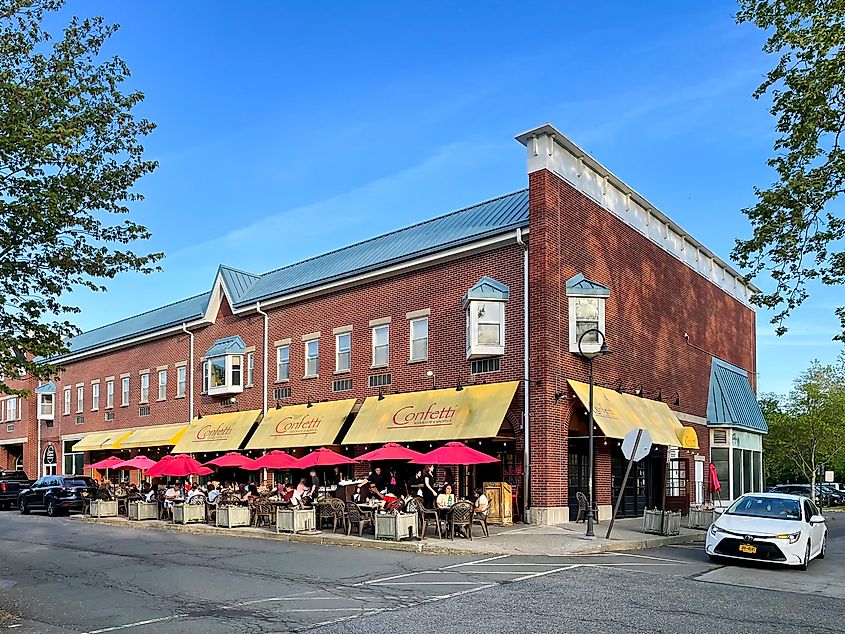 Landscape view of the popular Confetti Italian Restaurant overlooking Flywheel Park in Piermont, New York. Editorial credit: Brian Logan Photography / Shutterstock.com