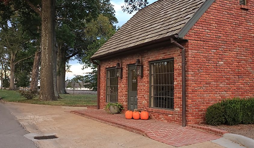 A small building with pumpkins during the fall season in Marion, Arkansas.