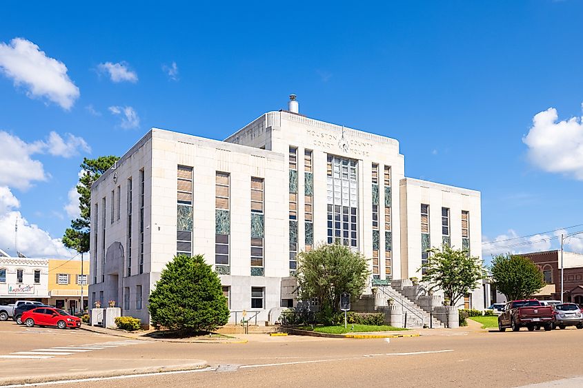 The Houston County Courthouse in Crockett, Texas. Editorial credit: Roberto Galan / Shutterstock.com