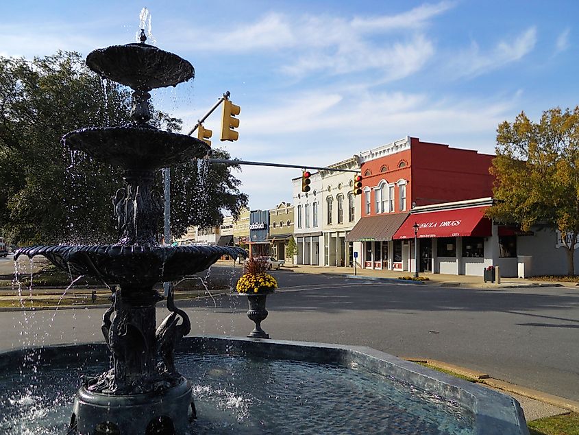 Eufaula, Alabama. In Wikipedia. https://en.wikipedia.org/wiki/Eufaula,_Alabama By Rivers Langley; SaveRivers - Own work, CC BY-SA 3.0, https://commons.wikimedia.org/w/index.php?curid=17193063