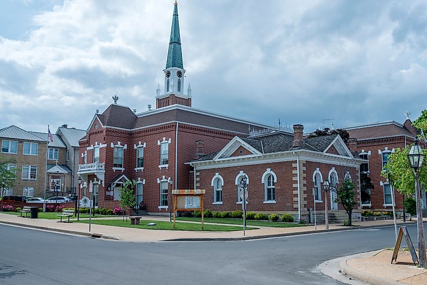  Sainte Genevieve County Courthouse, Market, and Third Street in downtown Sainte Genevieve, Missouri, USA.