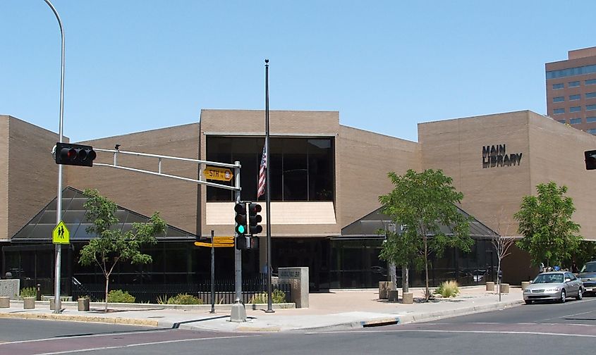 Main Library, Albuquerque, NM. PerryPlanet at English Wikipedia - Transferred from en.wikipedia to Commons.