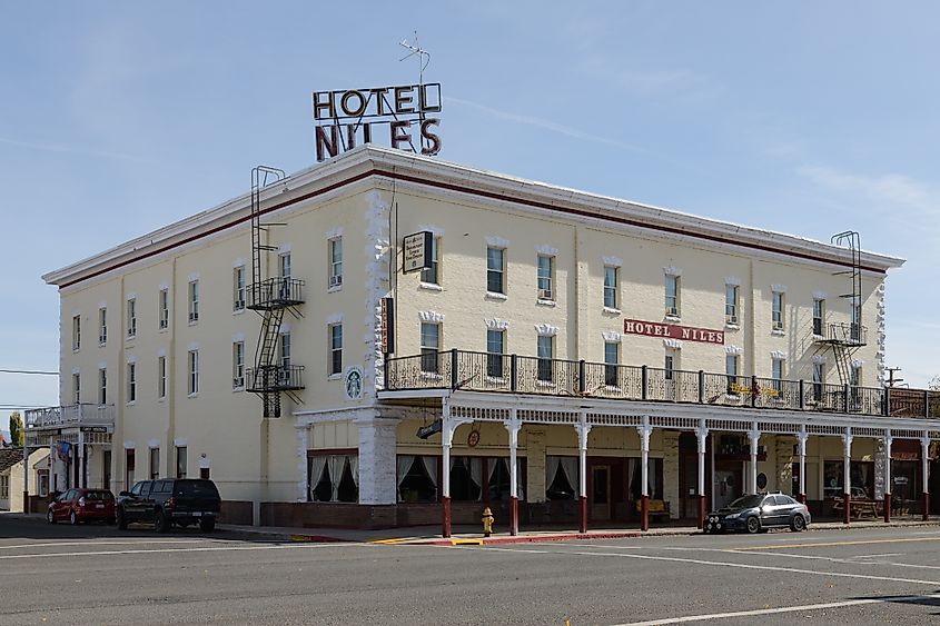 Hotel Niles landmark building in Alturas, California