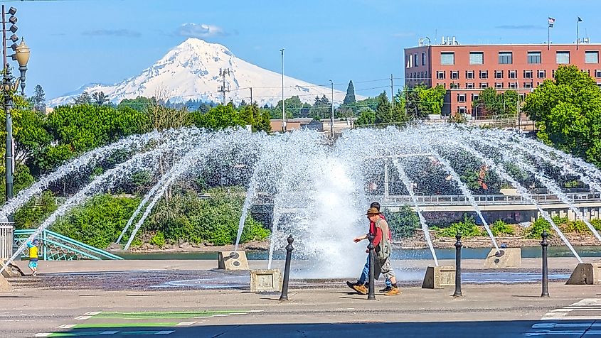 Salmon Street Fountain with Mt. Hood views in downtown Portland's Tom McCall Waterfront Park. Editorial credit: Leigh Trail / Shutterstock.com