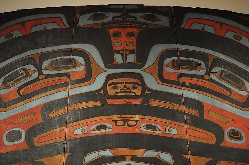 A painted raven screen from the Tlingit Gaanax̱teidi clan, located in the Frog House in Klukwan village.