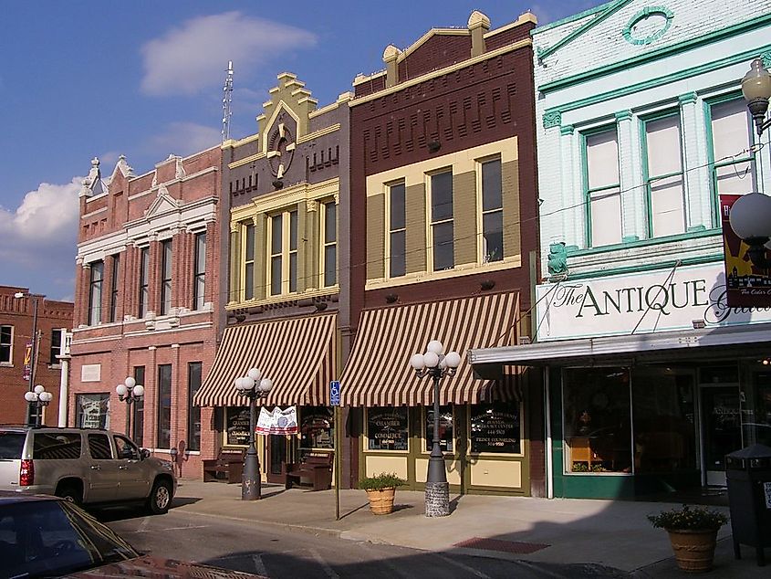 Lebanon, Tennessee. Chris Light, CC BY-SA 4.0 <https://creativecommons.org/licenses/by-sa/4.0>, via Wikimedia Commons https://upload.wikimedia.org/wikipedia/commons/5/58/Lebanon%2C_TN_P9240407.jpg https://commons.wikimedia.org/wiki/File:Lebanon,_TN_P9240407.jpg