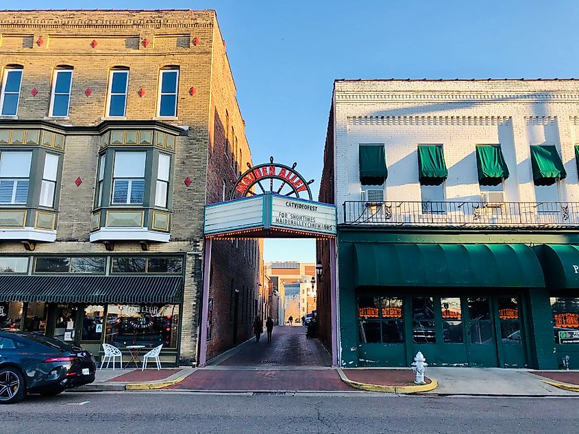 Maiden Alley in the downtown arts district in Paducah, Kentucky. Editorial credit: Wendy van Overstreet / Shutterstock.com