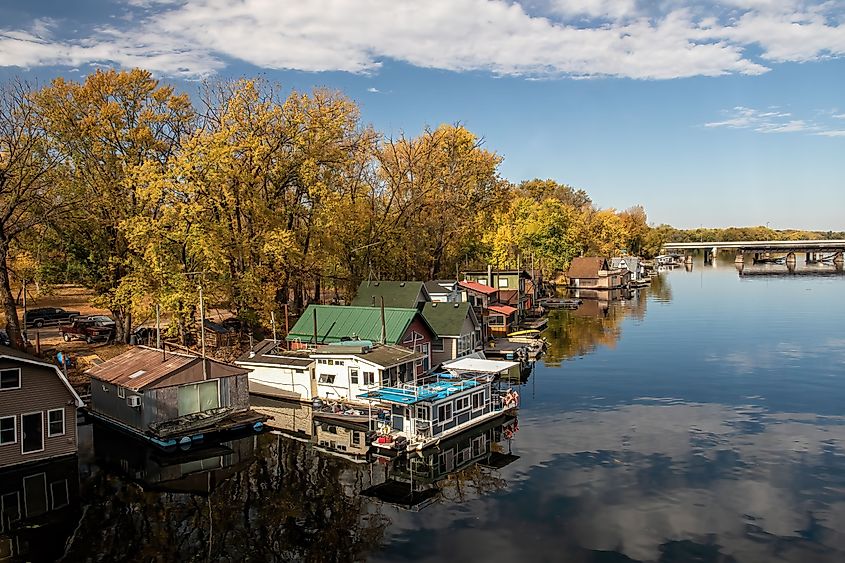 Houseboats on Latsch Island in Winona, Minnesota USA. Editorial credit: Linda McKusick / Shutterstock.com