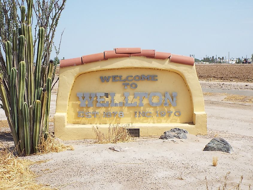 "Welcome to Wellton" sign. Marine 69-71 - Own work via Wikipedia