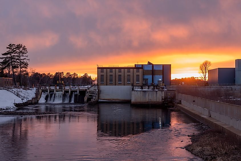 A Medium Shot of the Blandin Dam on the Mississippi River under a Golden Spring Sunset in Grand Rapids, Minnesota. Editorial credit: Sam Wagner / Shutterstock.com