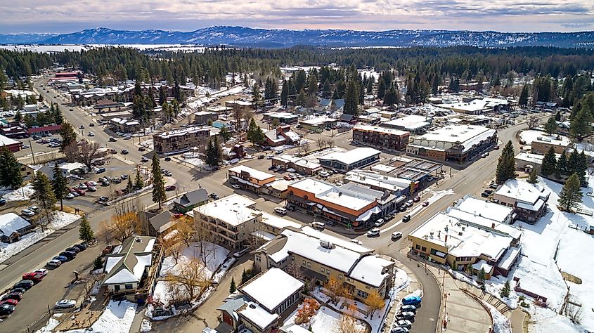 Winter scene of McCall, Idaho, with cars driving on snowy streets.