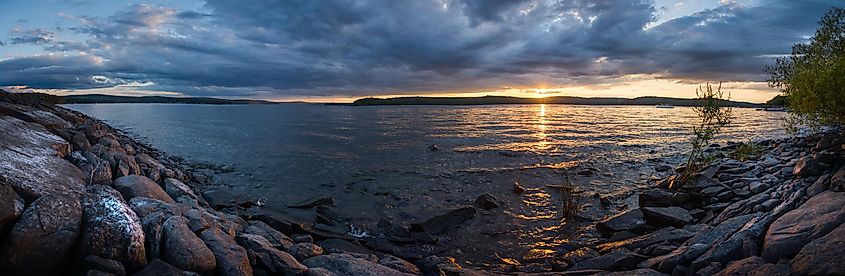 Sunset along the rocks at Lake Wallenpaupack in Wilsonville, Pennsylvania, USA.