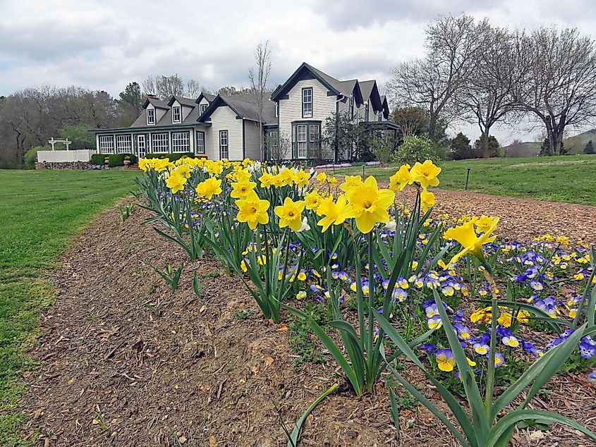 Attractive gardens and a country house in Adairsville, Georgia.