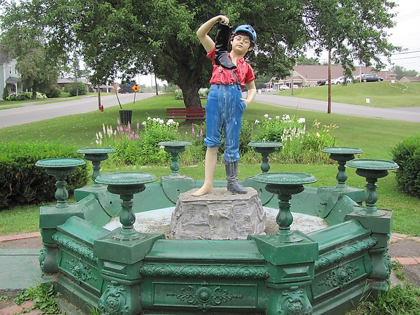 1916's "Boy and the Boot" statue in Pierce Park (Houlton, Maine). Editorial credit: Larry Porges / Shutterstock.com