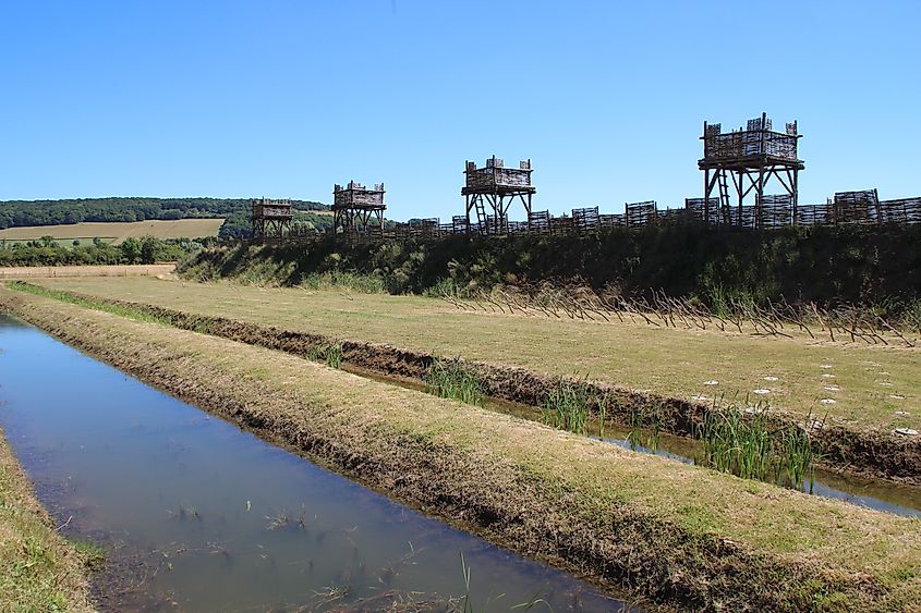 Reconstruction of the fortifications of Caesar's army in Alesia.