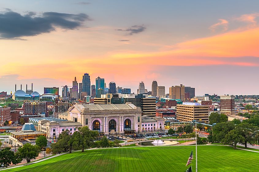 Kansas City, Missouri, USA, downtown skyline with Union Station at dusk.