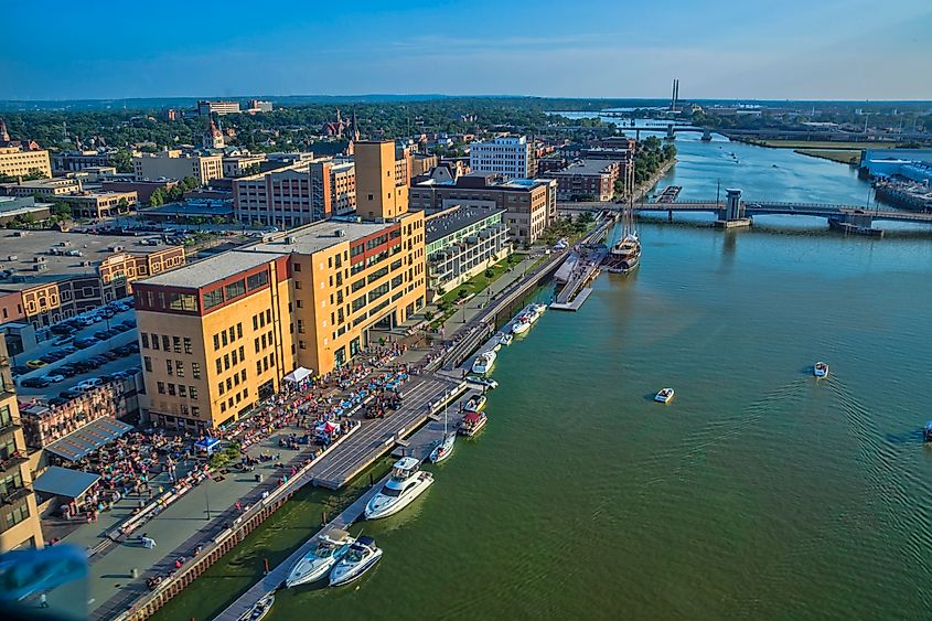 Green Bay, Wisconsin. In Wikipedia. https://en.wikipedia.org/wiki/Green_Bay,_Wisconsin By Chris Rand - Own work, CC BY-SA 4.0, https://commons.wikimedia.org/w/index.php?curid=34696968