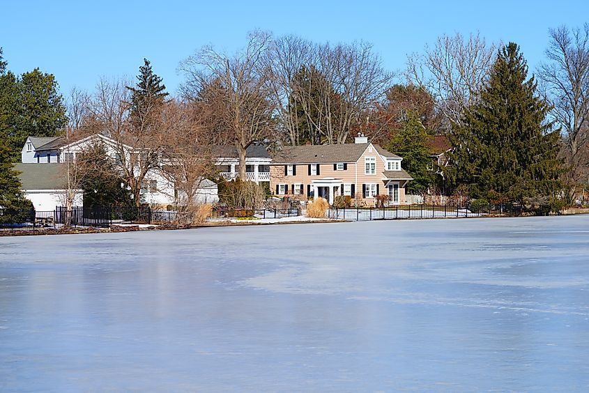 View of the Brainerd Lake in Cranbury, New Jersey, United States. Editorial credit: EQRoy / Shutterstock.com