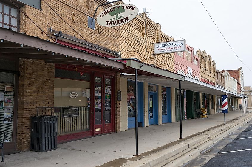 Elgin, Texas: victorian style historic buildings lining the main street