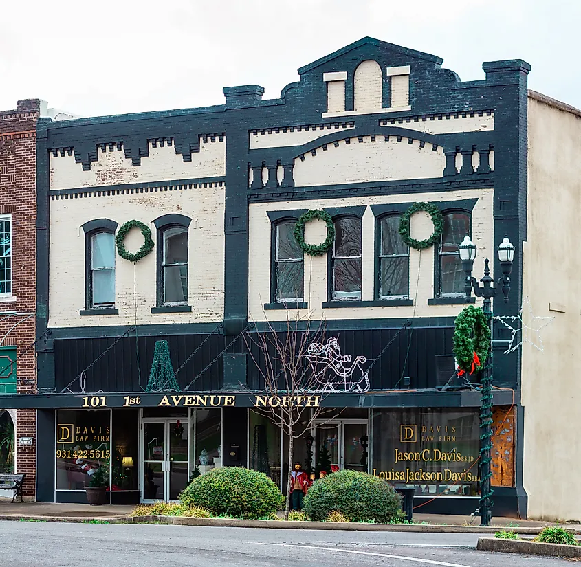 Downtown Lewisburg, Tennessee (https://upload.wikimedia.org/wikipedia/commons/0/01/Ladies_Rest_Room-Lewisburg%2C_TN.jpg)