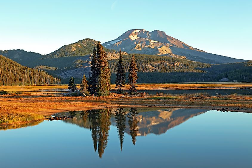 Sparks Lake at sunrise near Bend, Oregon.