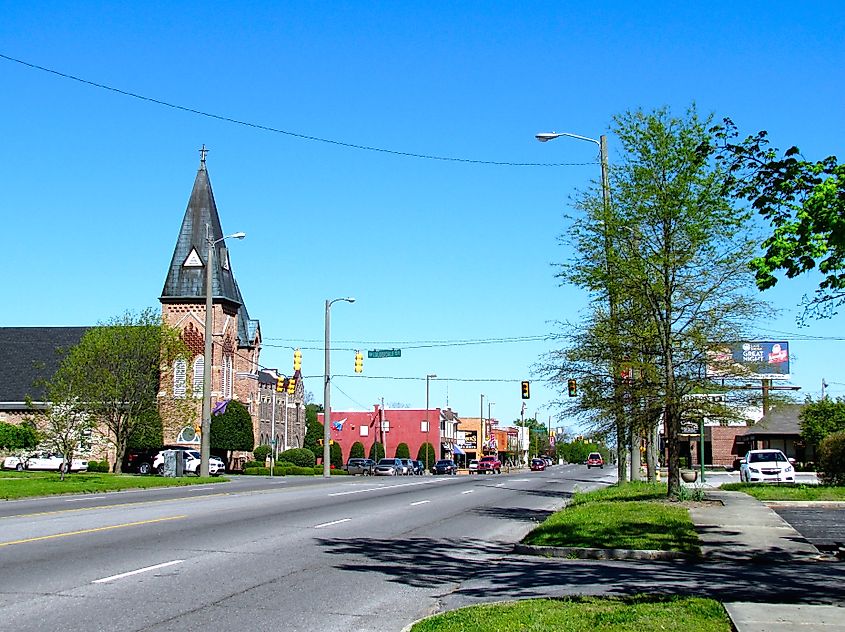 View of Jackson Street (U.S. 41A) in Tullahoma, Tennessee, with the First United Methodist Church on the left.