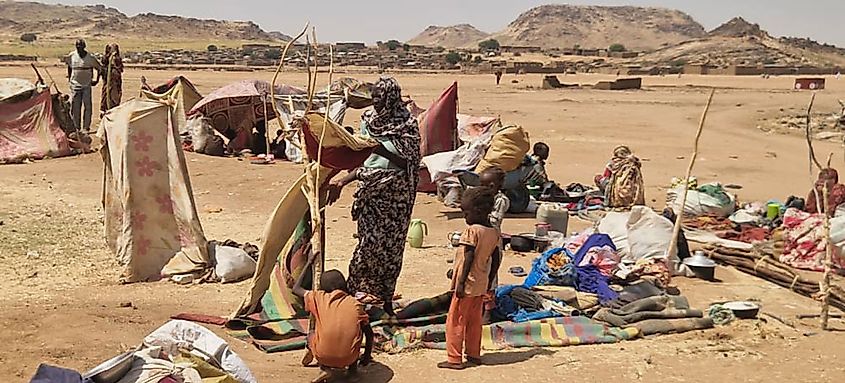 Internally displaced refugees setting up shelter in Tawila, the largest landing site of IDPs for those fleeing El Fasher. By Mohamed Elgoni for the United Nations Office for the Coordination of Humanitarian Affairs (UNOCHA) CC BY-SA 2.0
