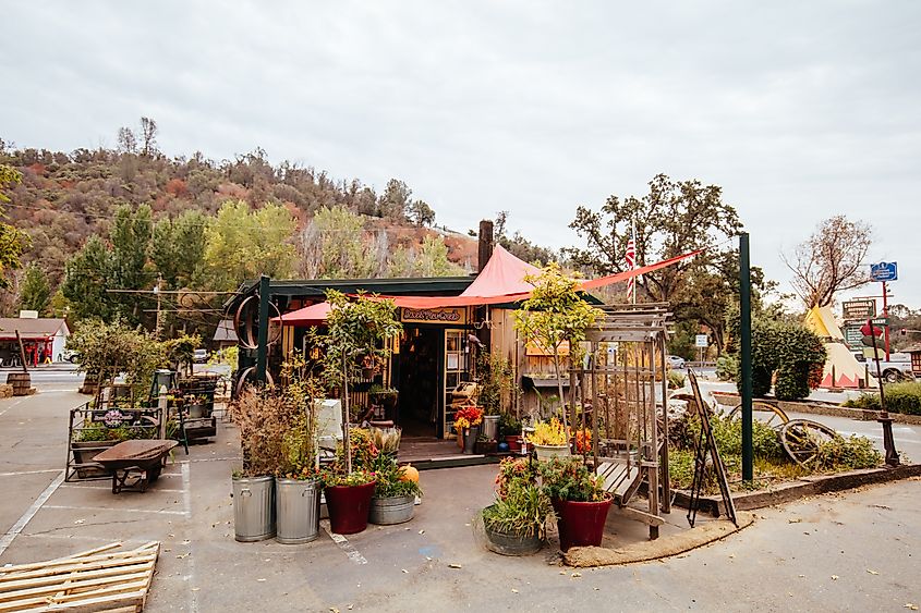 Shops and building architecture in Coarsegold, California, USA. Editorial credit: FiledIMAGE / Shutterstock.com