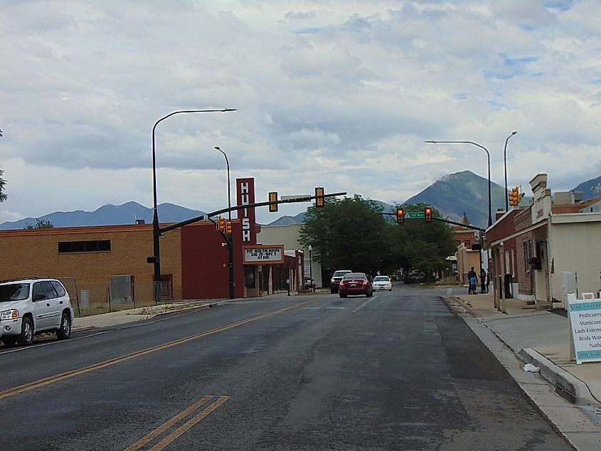 Looking east along West Utah Avenue at its intersection with 100 West (Utah State Route 198) in Payson, Utah