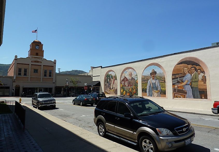 Beautiful mural in Santa Paula, California, By Chris English, CC BY-SA 3.0, https://commons.wikimedia.org/w/index.php?curid=98569219