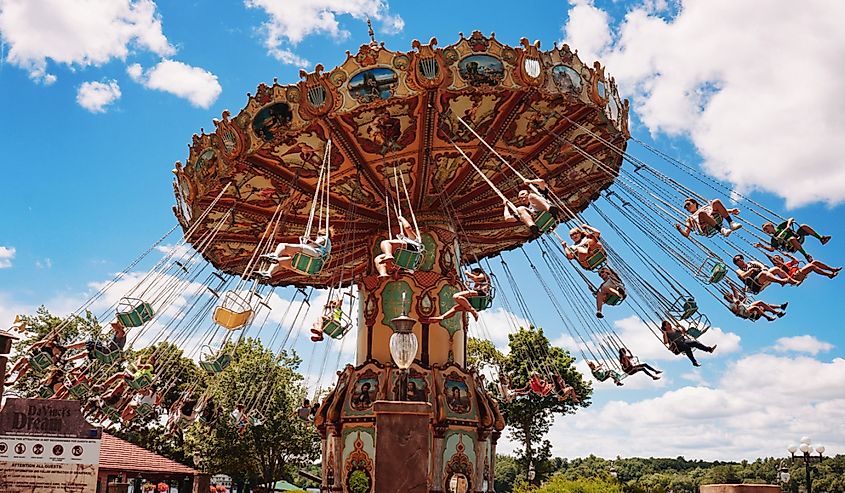 A group of people enjoying their time on the spin ride "Davinci's Dream" in Canobie Lake Park