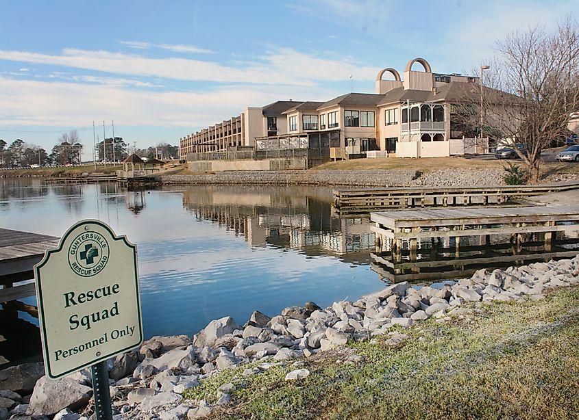 Guntersville, Alabama: Rear view of Lake Guntersville from The Wyndham. Editorial credit: Carla Sloke / Shutterstock.com