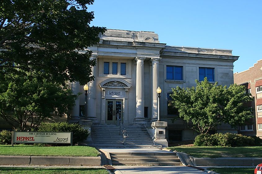 Mason City Public Library. Mason City, Iowa. Photo Credit: Dan Breyfogle . Wikimedia Commons.