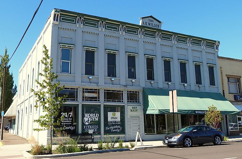 The historic A. K. Wilson Building (built 1889, in Dallas, Oregon. Ian Poellet, CC BY-SA 4.0, via Wikimedia Commons