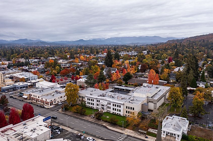 Grants Pass Oregon, USA. Court house and city hall. Editorial credit: Manuela Durson / Shutterstock.com