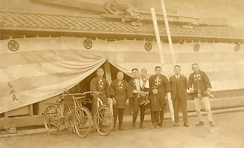 Kongō Yoshie, the 38th master carpenter of Kongō Gumi, with company employees, early 20th century. Public Domain via Wikimedia.