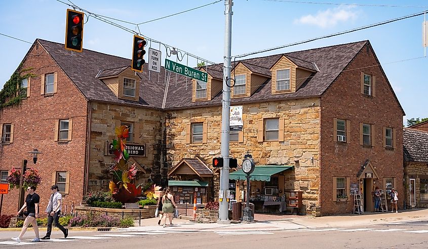 Rustic brick building along Main and Van Buren streets in downtown Nashville, Indiana. By Serge Melki from Indianapolis.