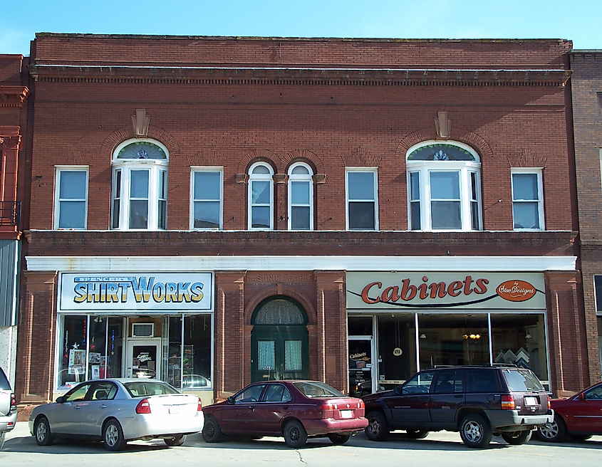  Shenandoah, Iowa: Street view with cars parked in front of an old building.