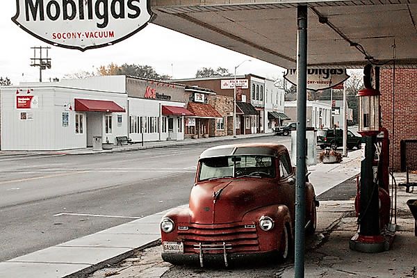 Historic photo of a gas station in Hampshire, Illinois