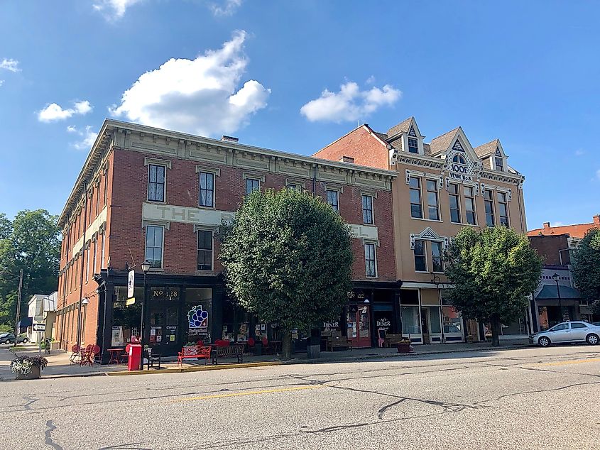 Main Street in Downtown Vevay Indiana. By Warren LeMay from Cullowhee, NC, United States - Main Street, Vevay, IN, CC0, https://commons.wikimedia.org/w/index.php?curid=81065361