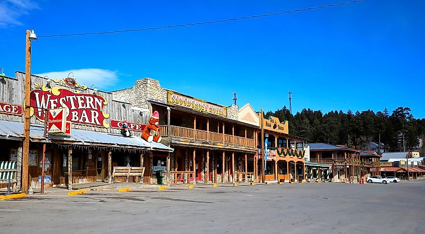 新墨西哥州美丽的克劳德克罗夫特镇。编辑致谢：Purplexsu / Shutterstock.com。