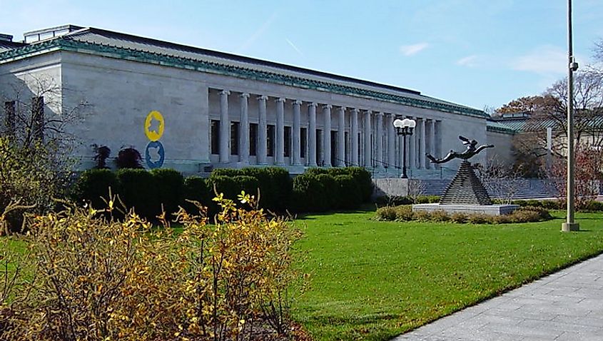 Photograph of the Monroe Street entrance of the Toledo Museum of Art